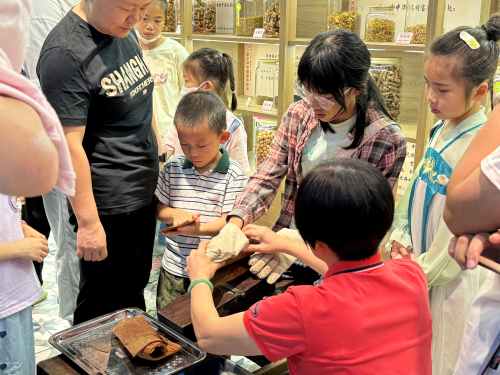 添新意!2024“书香羊城,YUE动荔湾”全民阅读——采芝林中药健康科普非遗体验活动 添新意!2024“书香羊城,YUE动荔湾”全民阅读——采芝林中药健康科普非遗体验活动