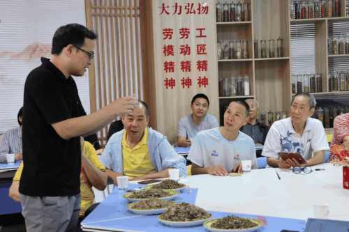党建领航,社区共建,红荔学堂通福课程在采芝林开课! 党建领航,社区共建,红荔学堂通福课程在采芝林开课!