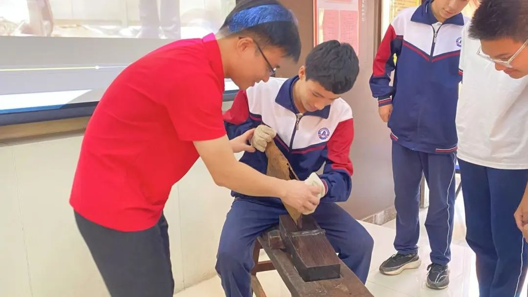 “采芝林传统中药文化”走进广州市财经商贸职业学校宣讲活动 “采芝林传统中药文化”走进广州市财经商贸职业学校宣讲活动