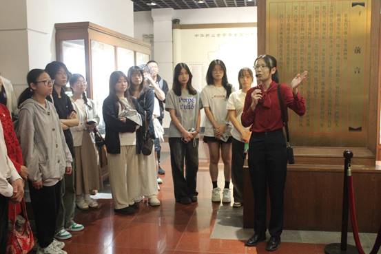 暨南大学中医学院院长朱晓峰引领港澳台侨学子走进陈李济中药博物馆 暨南大学中医学院院长朱晓峰引领港澳台侨学子走进陈李济中药博物馆