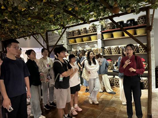 暨南大学中医学院院长朱晓峰引领港澳台侨学子走进陈李济中药博物馆 暨南大学中医学院院长朱晓峰引领港澳台侨学子走进陈李济中药博物馆