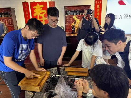 暨南大学中医学院院长朱晓峰引领港澳台侨学子走进陈李济中药博物馆 暨南大学中医学院院长朱晓峰引领港澳台侨学子走进陈李济中药博物馆