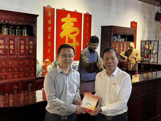 暨南大学中医学院院长朱晓峰引领港澳台侨学子走进陈李济中药博物馆 暨南大学中医学院院长朱晓峰引领港澳台侨学子走进陈李济中药博物馆