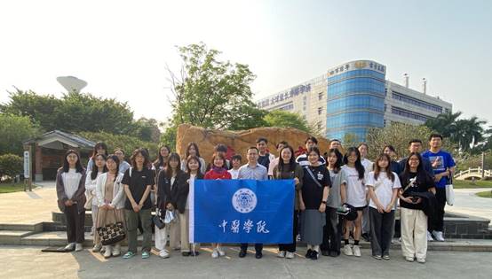 暨南大学中医学院院长朱晓峰引领港澳台侨学子走进陈李济中药博物馆 暨南大学中医学院院长朱晓峰引领港澳台侨学子走进陈李济中药博物馆